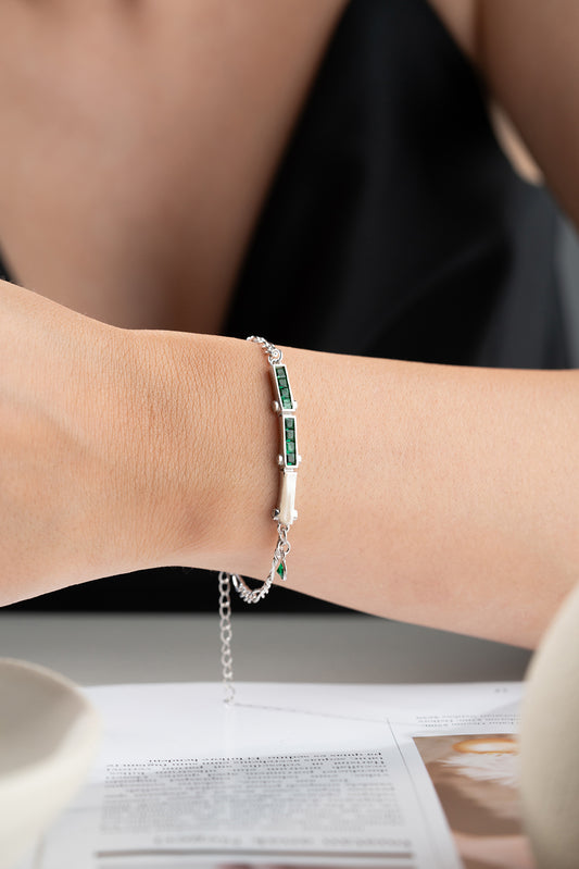 Silberarmband mit grünen Steinen und feiner Kette Design