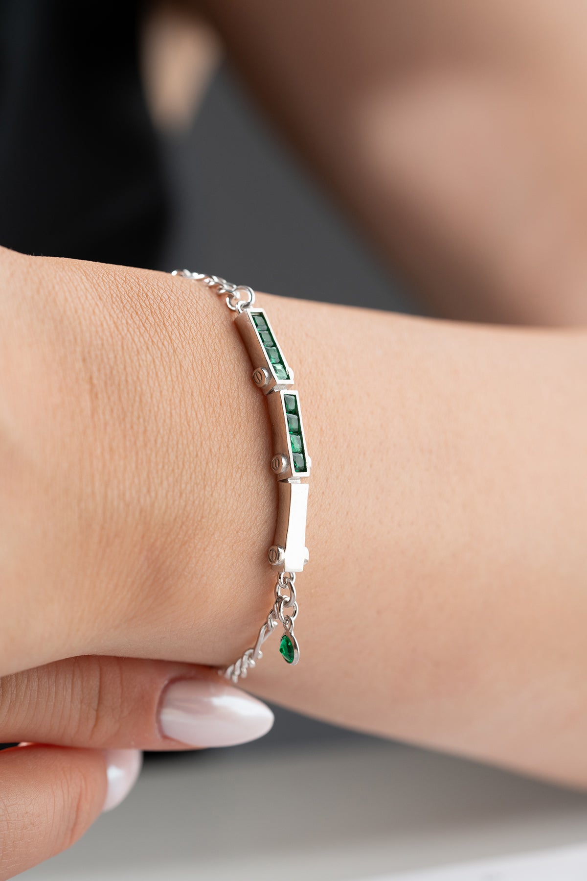 Silberarmband mit grünen Steinen und feiner Kette Design