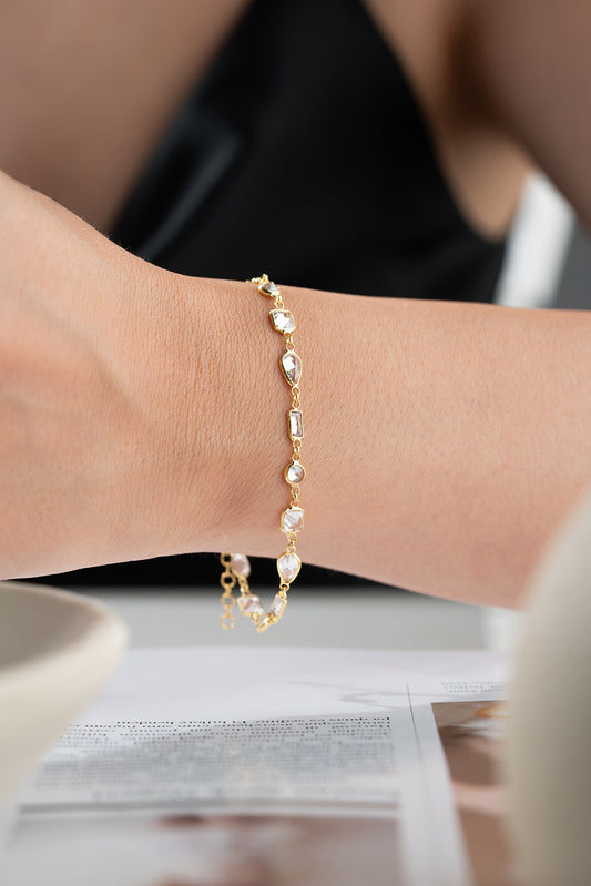 Vergoldetes Armband mit geometrischen Steinen