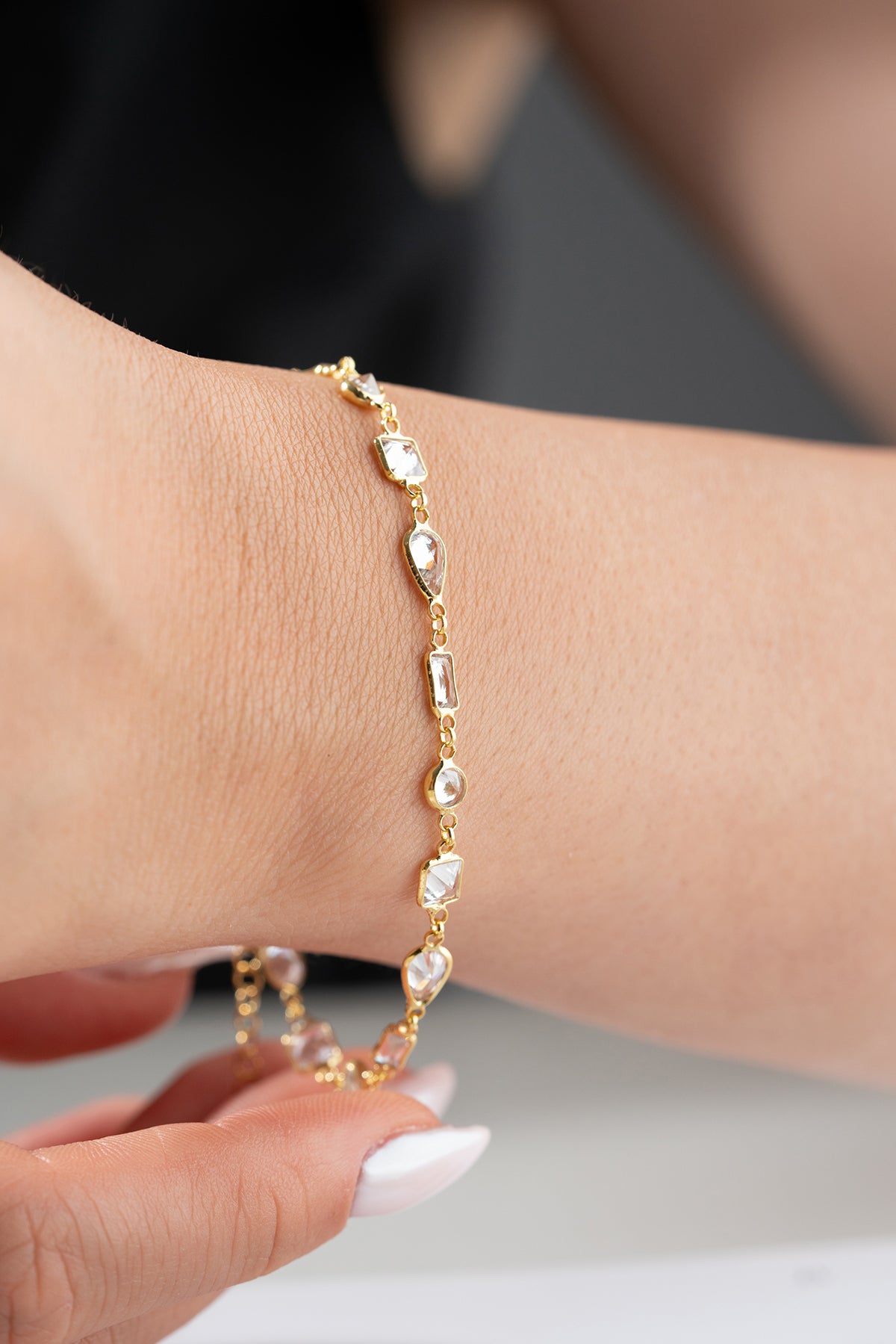 Vergoldetes Armband mit geometrischen Steinen