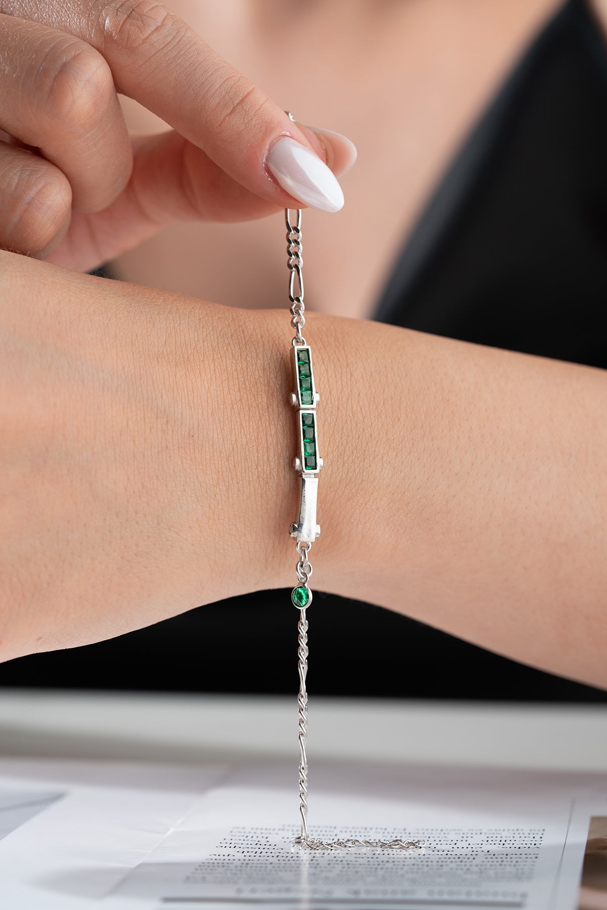 Silberarmband mit grünen Steinen und feiner Kette Design