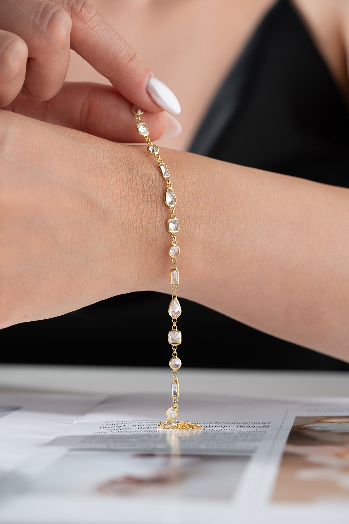 Vergoldetes Armband mit geometrischen Steinen