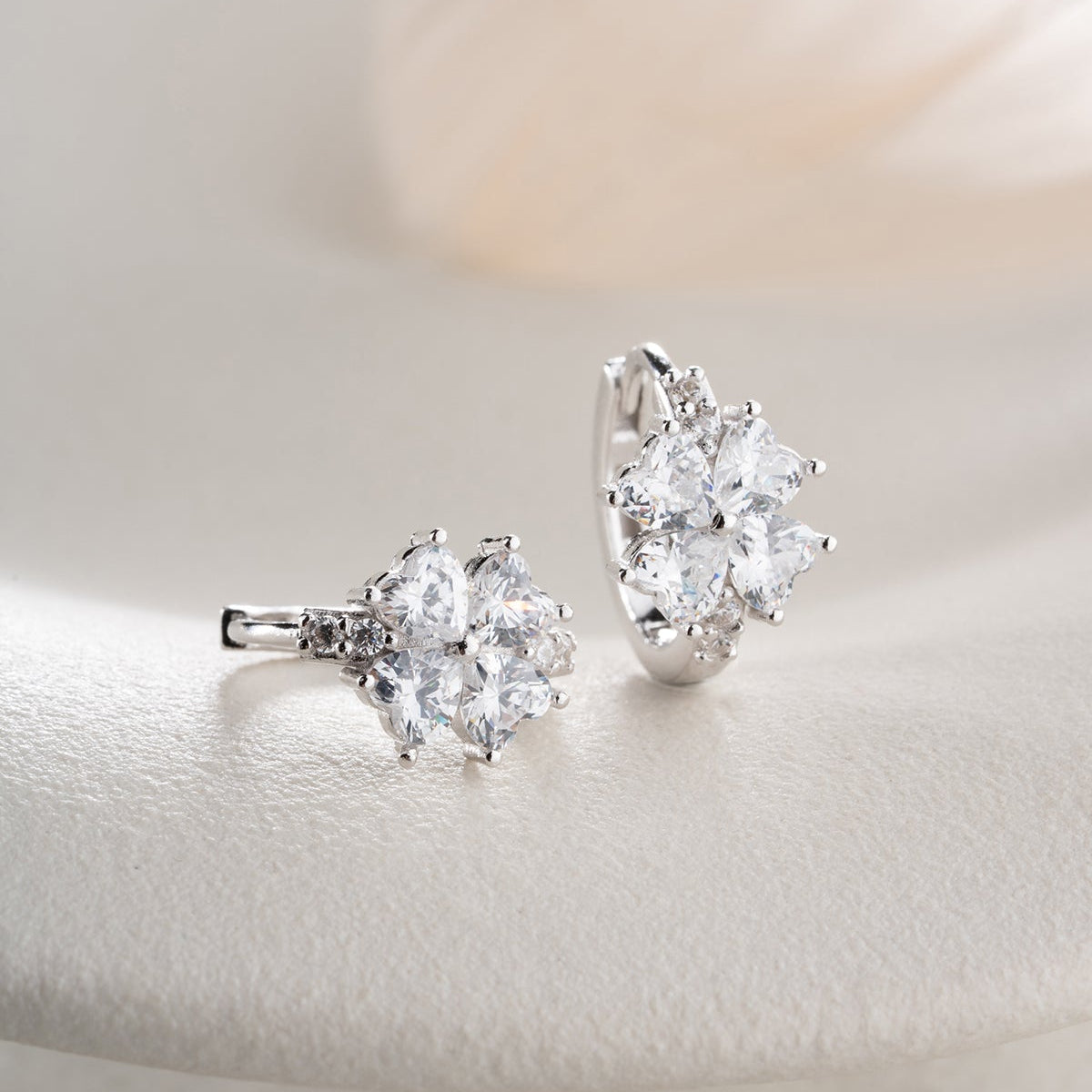 925 sterling zilveren klaver oorbellen met witte zirkonia en heldere accenten