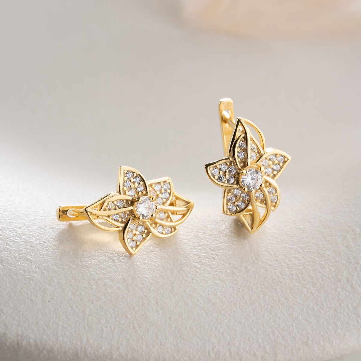 Bloem Oorbellen met Zirkonia | 925 Zilver