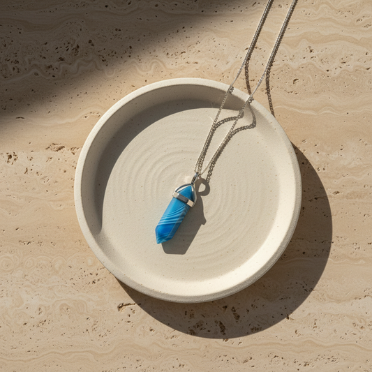 Blauer Achatanhänger mit Kette